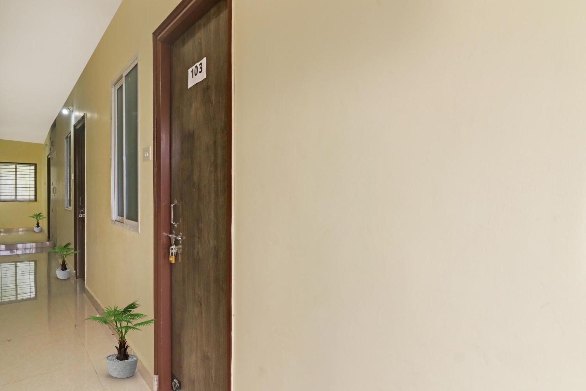 Super Hotel O Dk Reddy Square Hyderabad Bagian luar foto